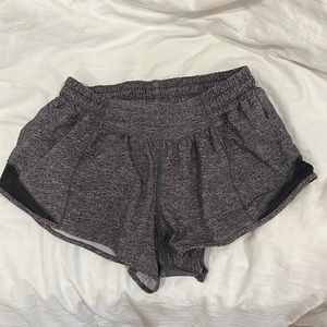 lululemon hotty hot low rise short 2”